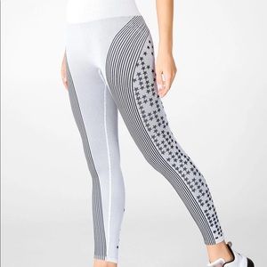Fabletics high-waisted seamless star capri - XL in ice grey / black